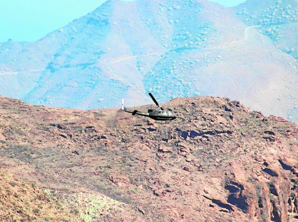 Un helicóptero militar en la Reserva Natural Integral de Inagua