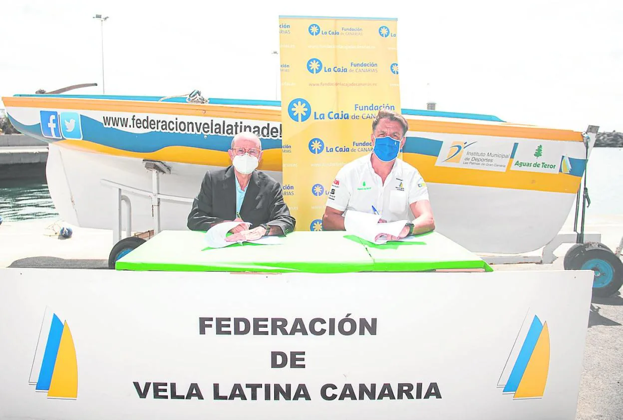 El presidente de la Fundación La Caja de Canarias, Manuel Sánchez, junto con Bernardo Salom, de la Federación. 