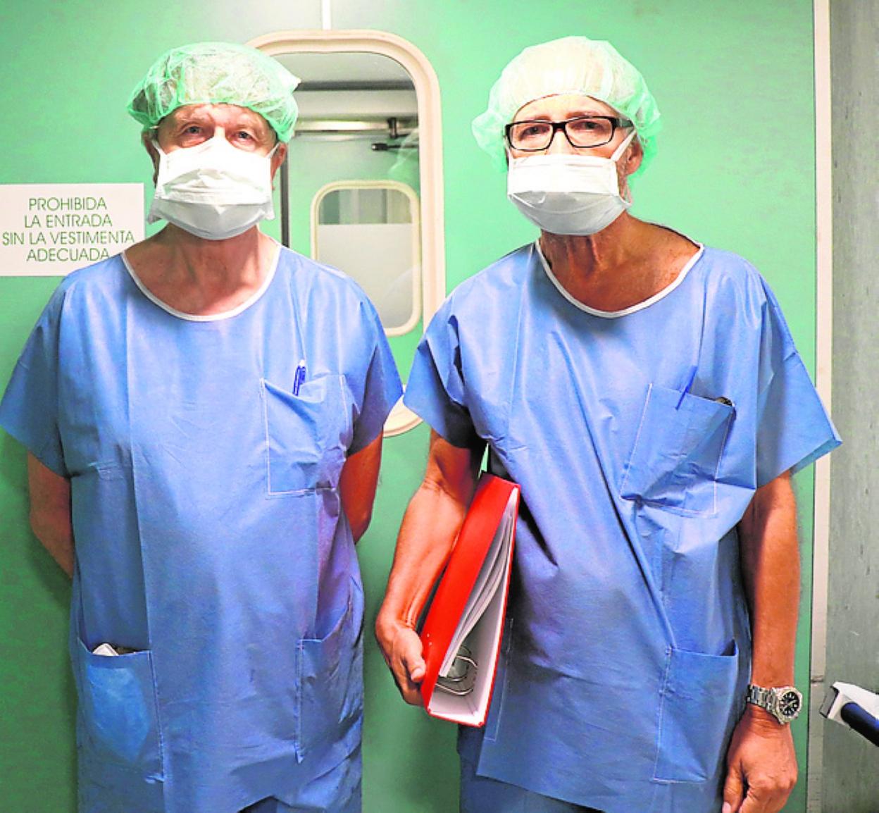 En la imagen superior, un momento de la inter vención quirúrgica. A la izquierda, los doctores Fernando Seijo y José Matías Arbelo antes de entrar en quirófano. Arriba, escáner previo de la paciente. 