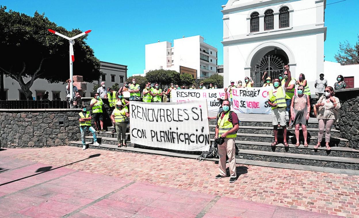 Concentración de protesta, ayer, en la plaza de la iglesia. 