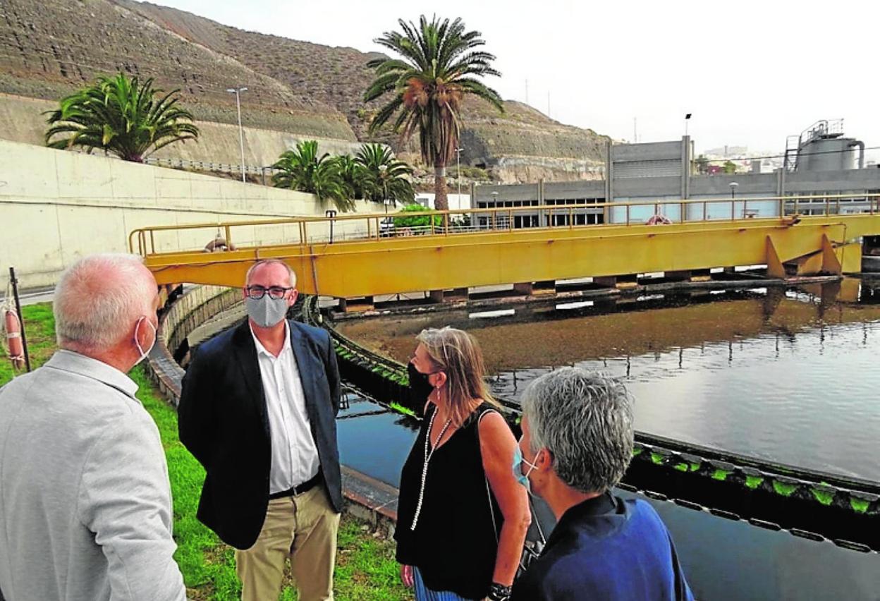 El director general de Aguas, Víctor Navarro, en la EDAR de Barranco Seco. 
