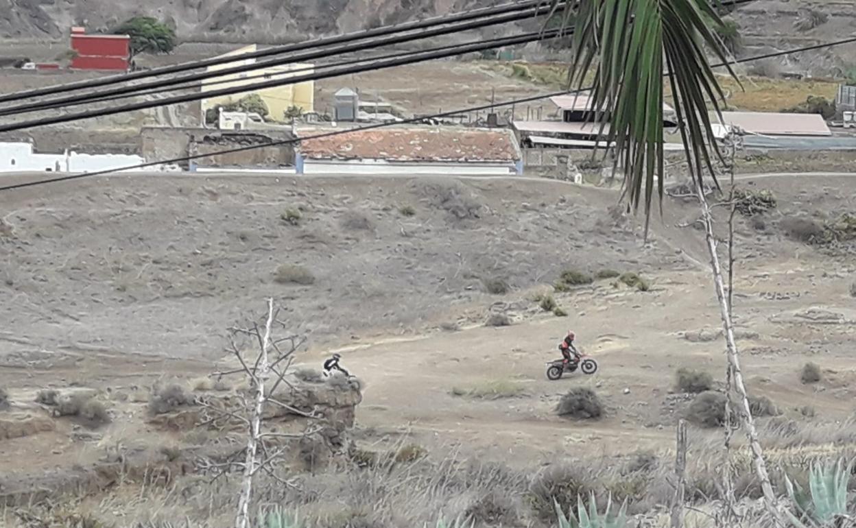 Imagen de dos motoristas ayer en la zona de las charcas de San Lorenzo. 