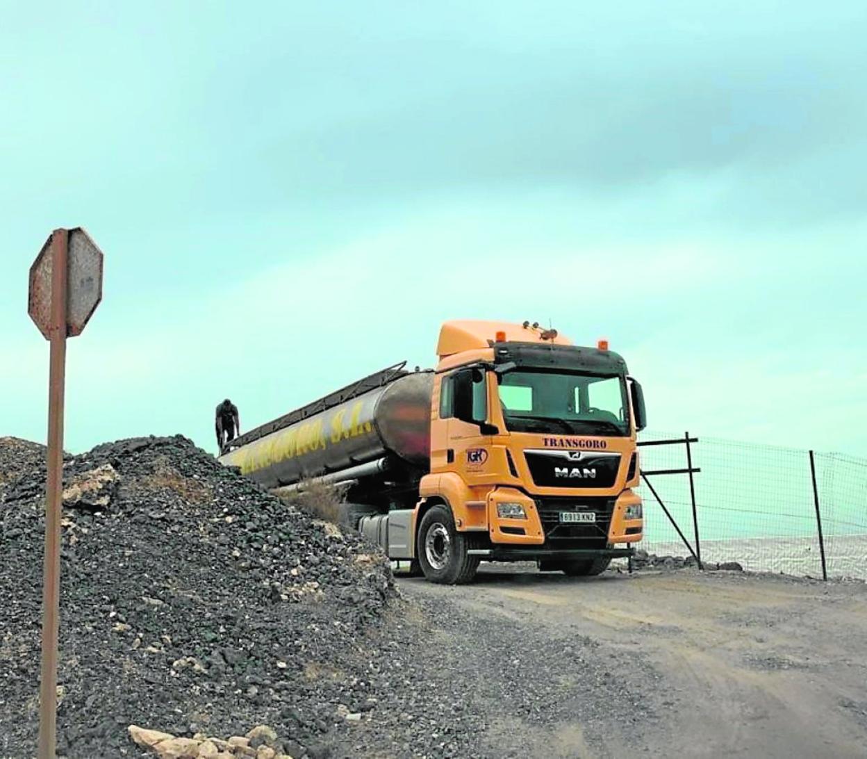 El verano pasado, el Ayuntamiento de Pájara tuvo que llenar el depósito de La Pared con cubas. 