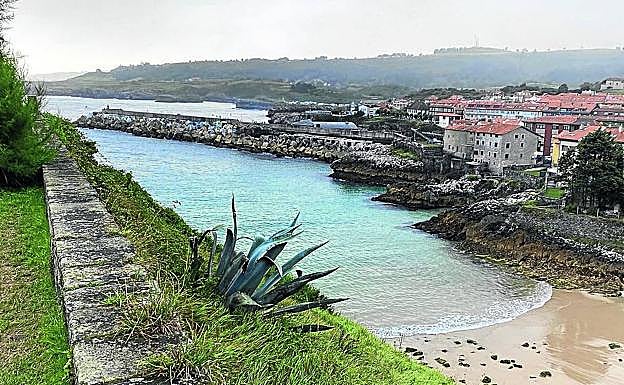 Imagen principal - Mirador de San Pedro (arriba), calle de Llanes (centro), bonitos en el puerto de Llanes (abajo).
