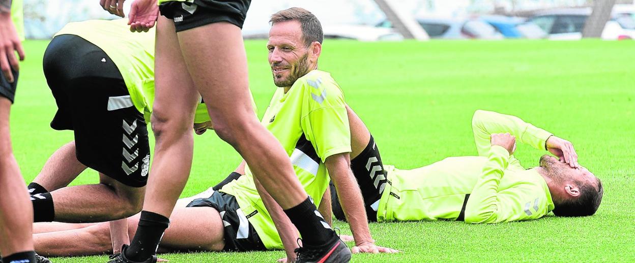 Los gemelos Dani y Javi Castellano, exhaustos tras un entrenamiento en Barranco Seco el verano pasado en la pretemporada amarilla. 