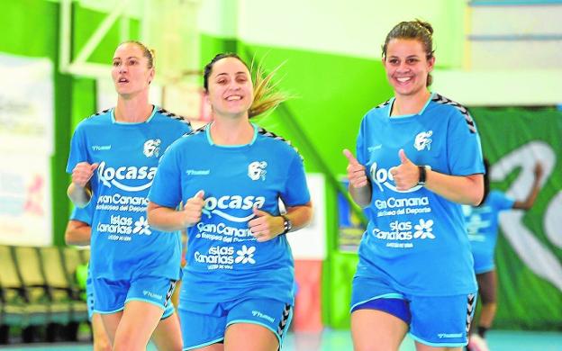 De izquierda a derecha, Haridian Rodríguez, Mela Falcón y María González, entrenando. 