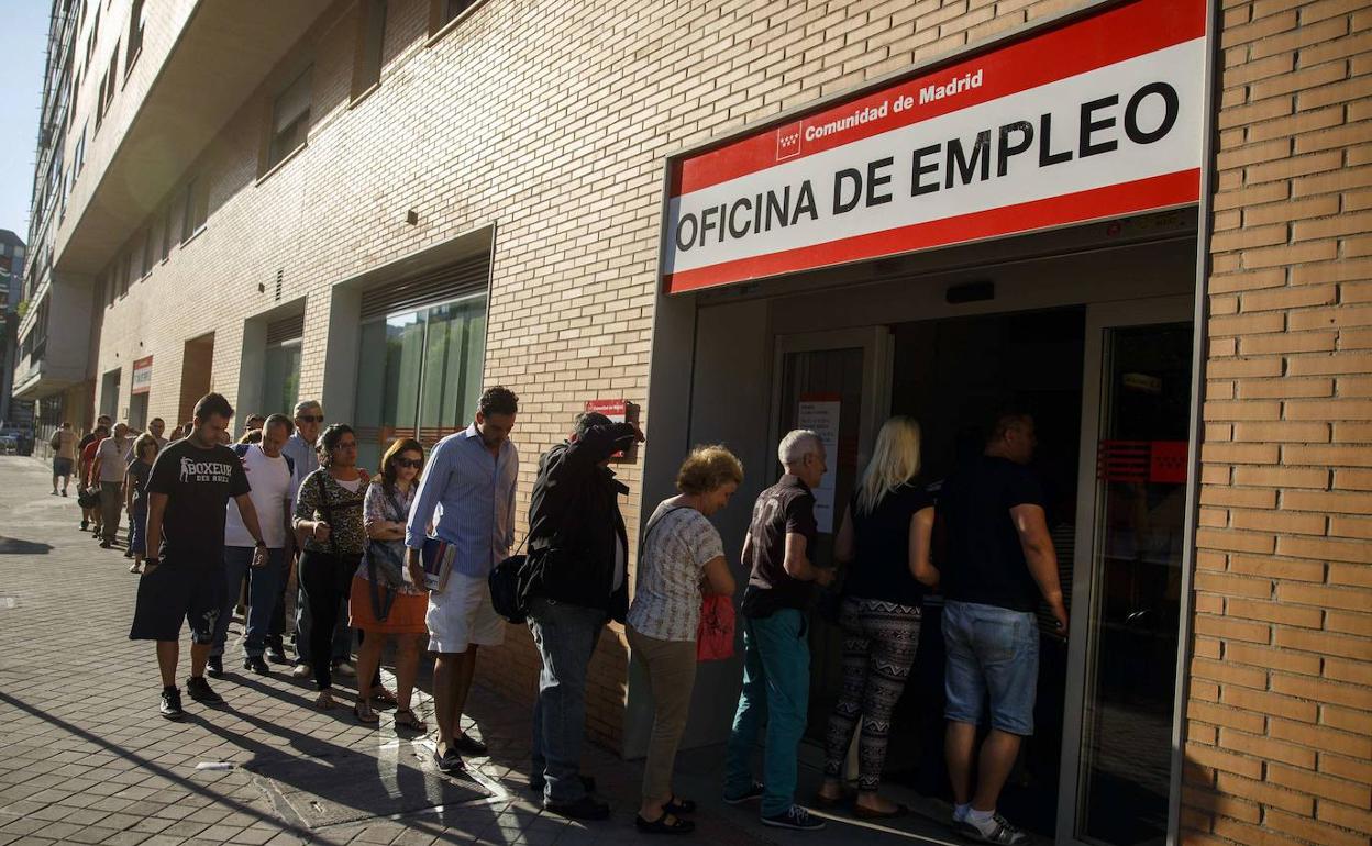 Desempleados en la cola de una oficina de empleo en Madrid.