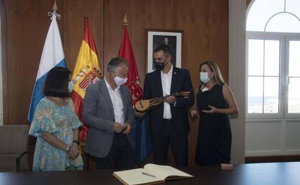 Imagen de Sánchez en el Cabildo de ALnzarote. 