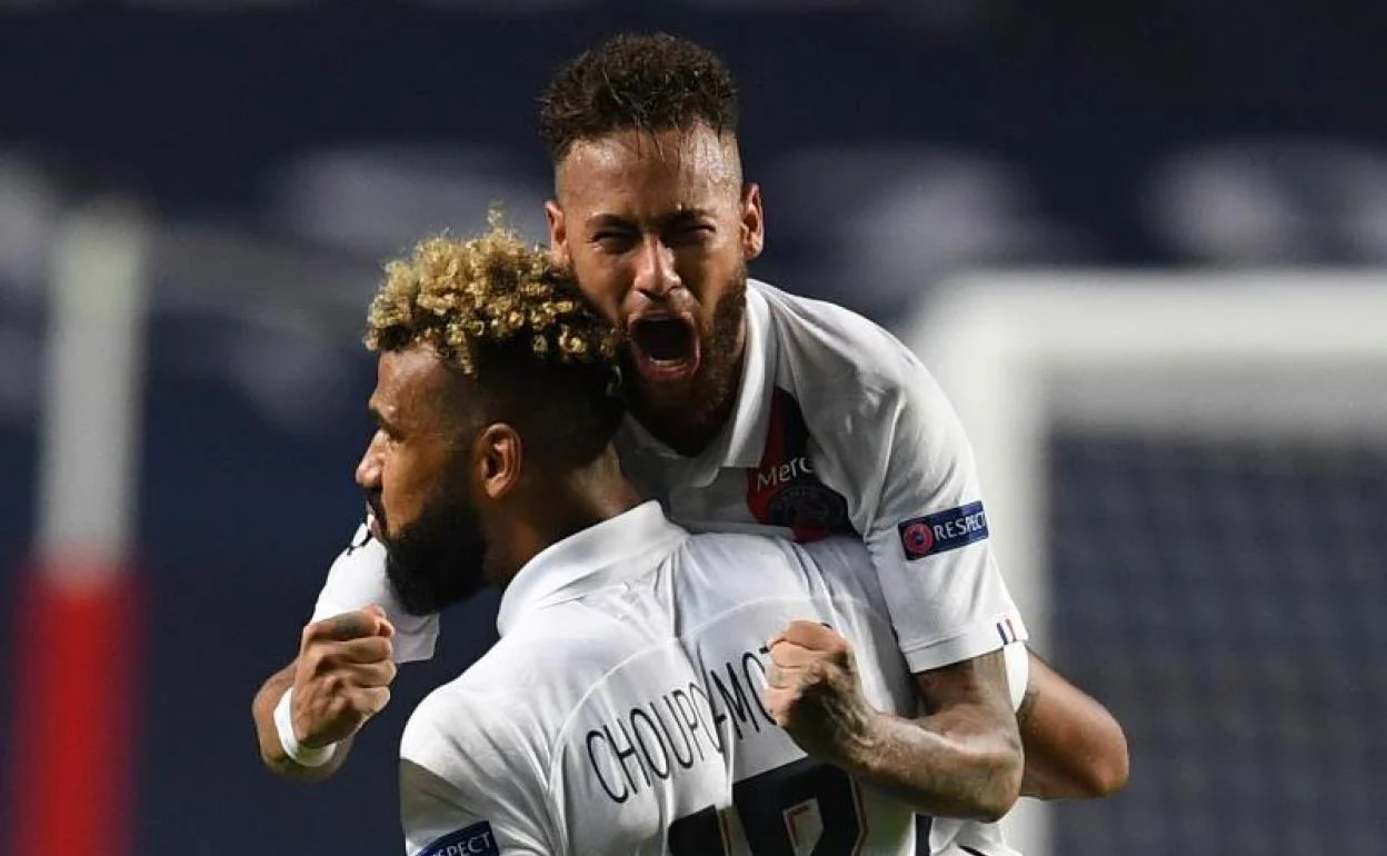 Choupo-Moting celebra con Neymar el gol de la victoria del PSG. 