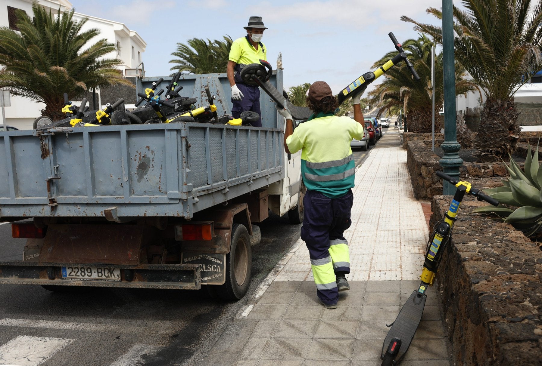 Operarios del ayuntamiento de Teguise en plena incautación de patines 