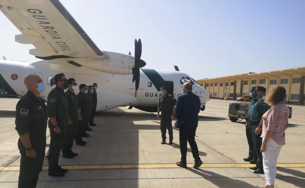 El delegado del Gobierno y la subdelegada saludan a la tripulación del avión que viene a reforzar los medios de vigilancia en las costas. 