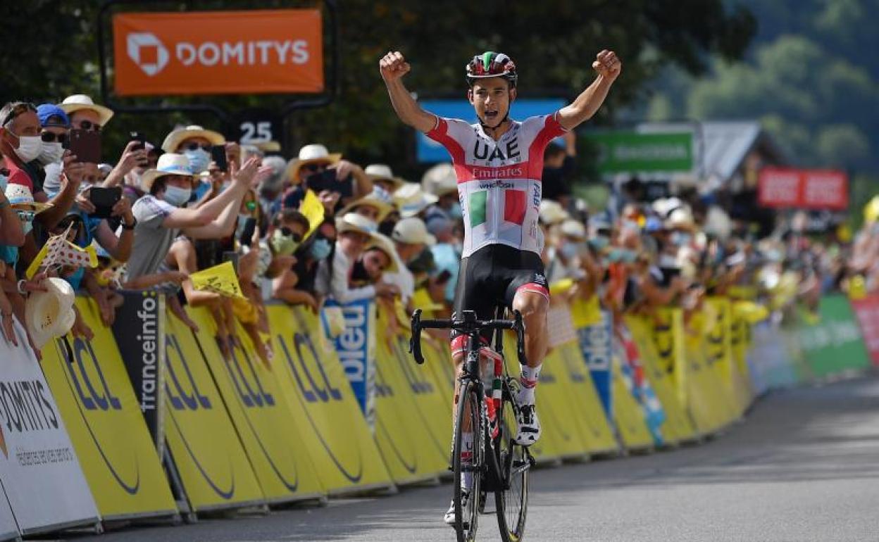 Davide Formolo celebra su victoria en la tercera etapa del Criterium del Dauphiné. 