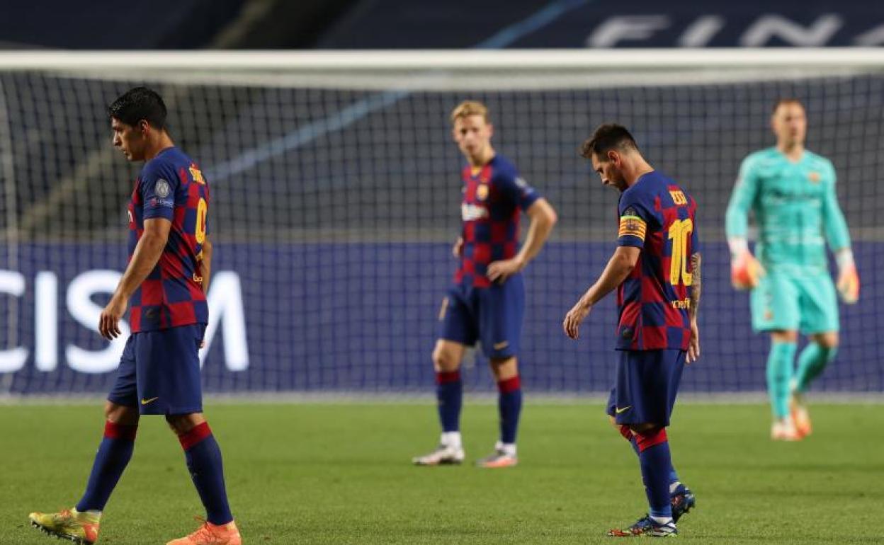 Los futbolistas del Barça, hundidos tras la debacle ante el Bayern. 