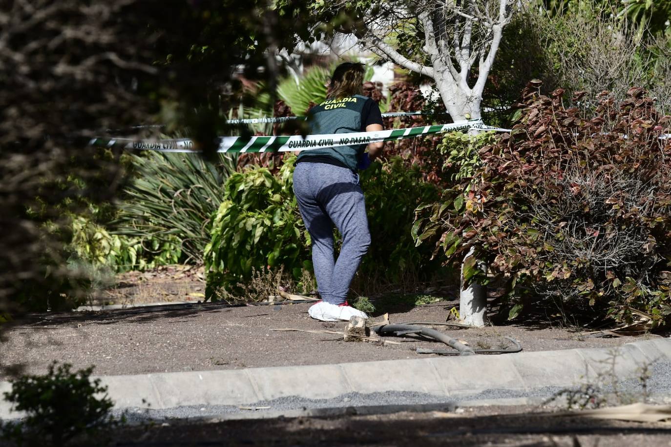 La Guardia Civil recoge pruebas en el lugar del suceso. 