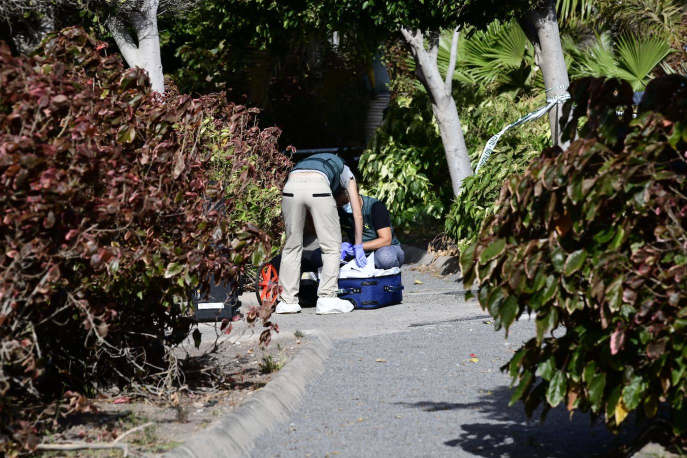 La Guardia Civil recoge pruebas en el lugar del suceso. 
