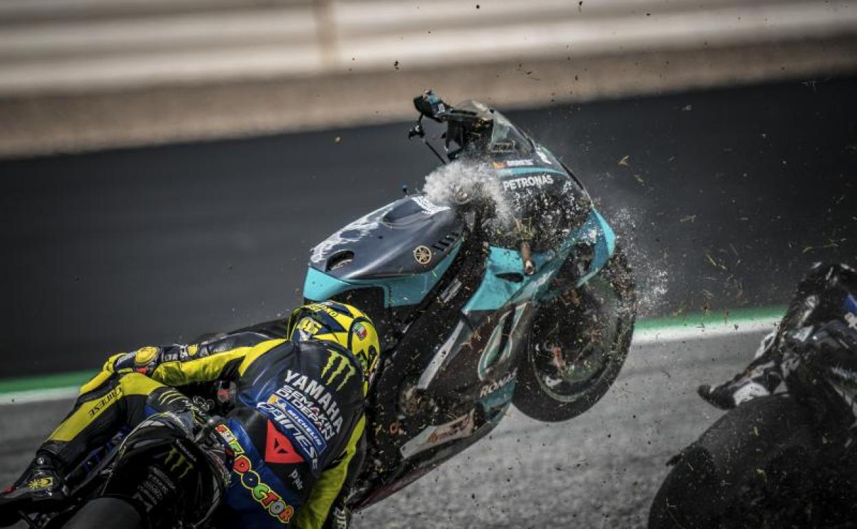 Valentino Rossi, frente a la moto de Morbidelli por los aires. 