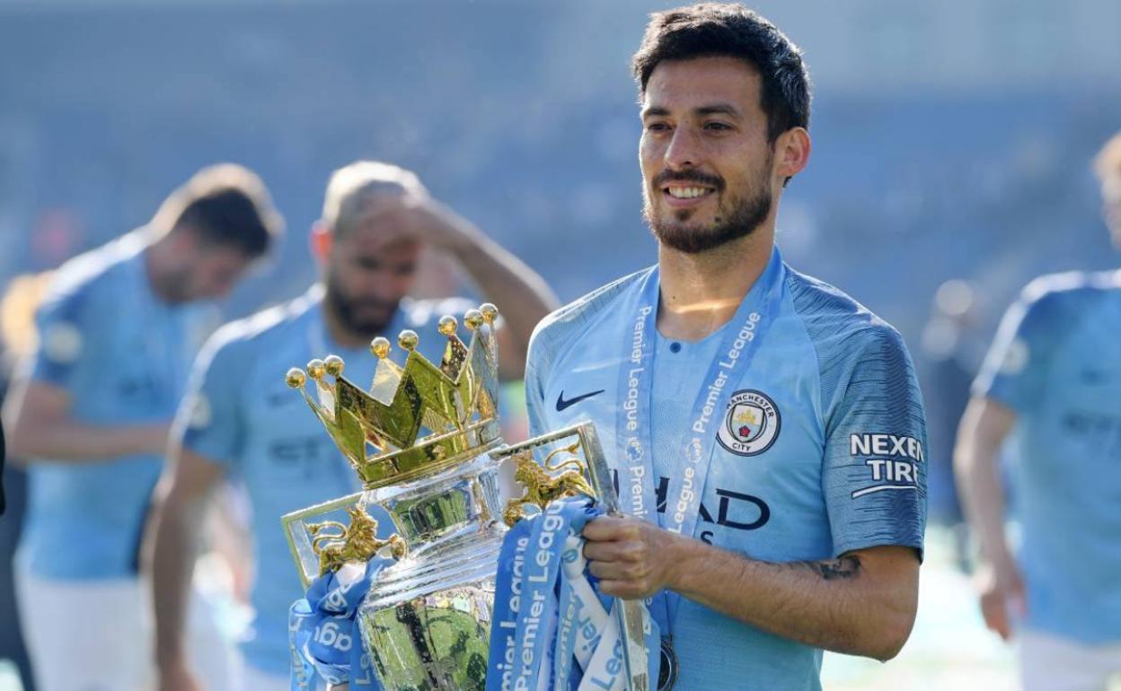 Imagen de David Silva con el título de campeón de la Premier League de la pasada temporada. 