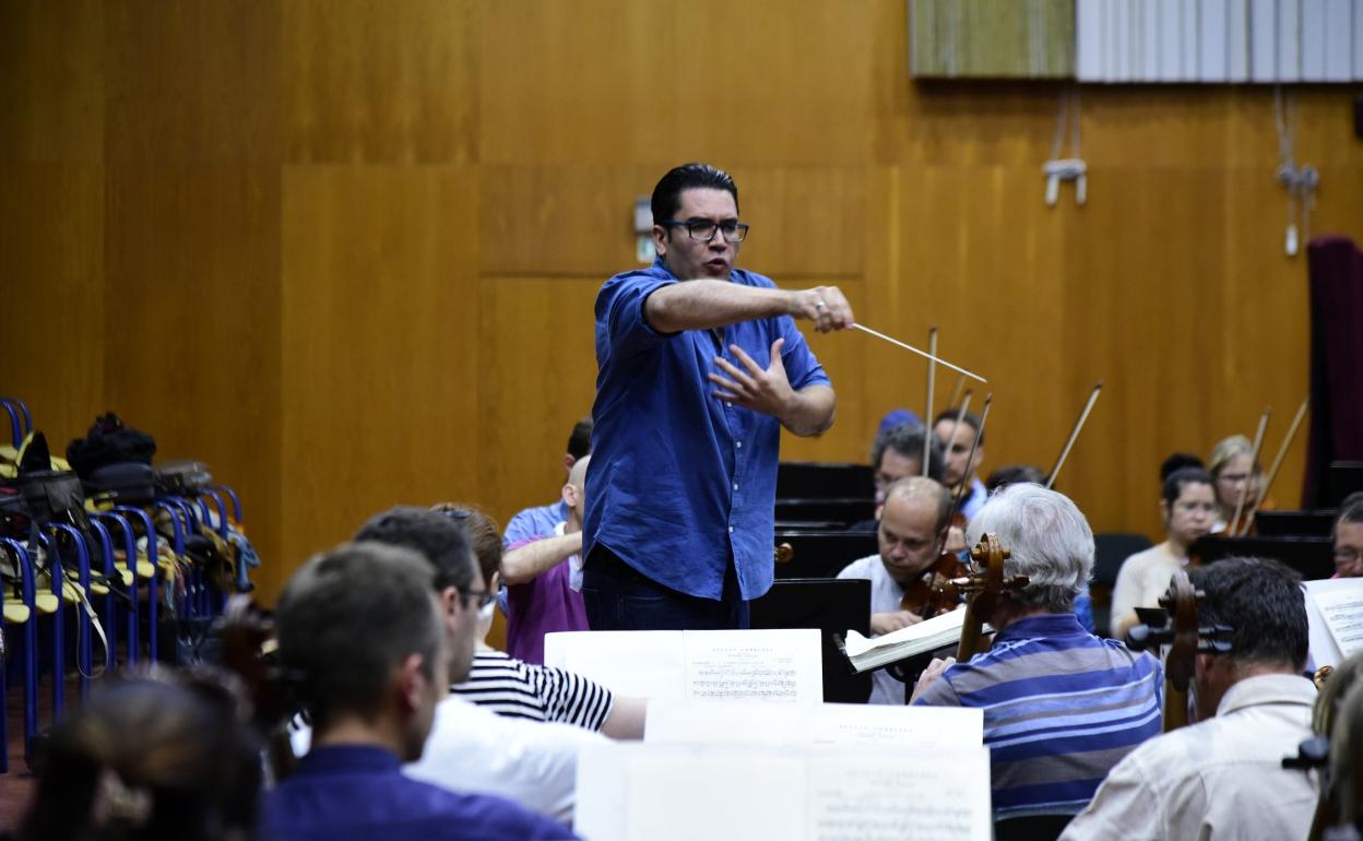 Rafael Sánchez-Araña, en un ensayo con la OFGC. 