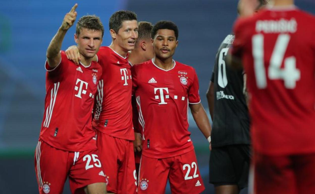Müller, Lewandowski y Gnabry celebran uno de los goles del último.