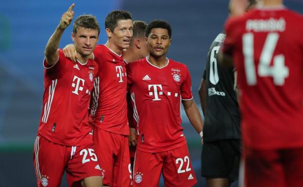 Müller, Lewandowski y Gnabry celebran uno de los goles del último.