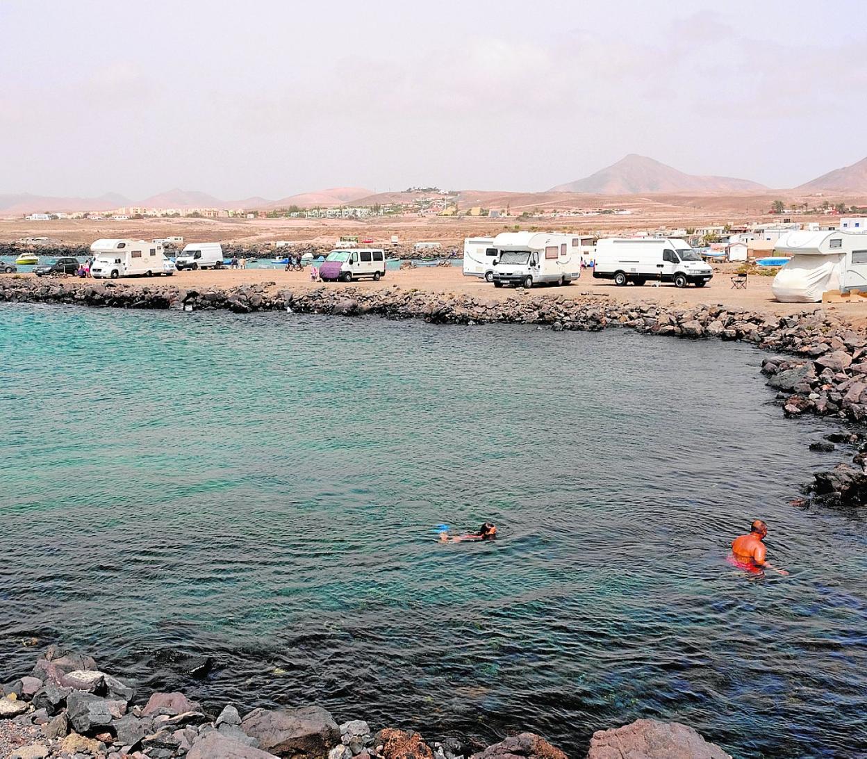 Caravanistas en la zona de Jablito, cerca de Parque Holandés (La Oliva). 
