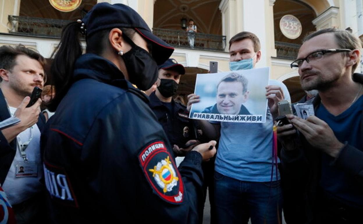 Manifestantes muestran su apoyo al opositor ruso Navalni 