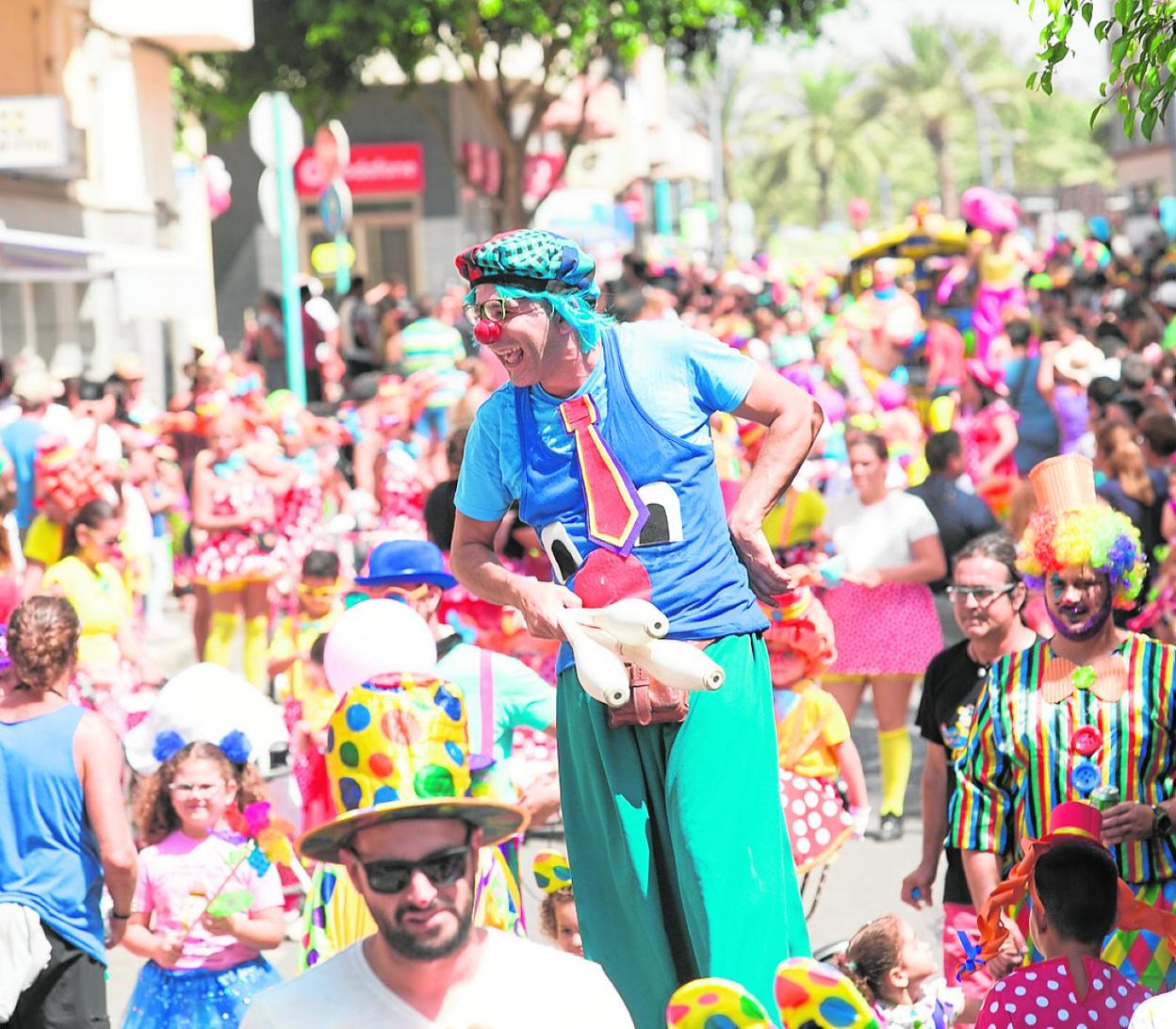 Imagen de archivo del pasacalles del Festival de Payasos Tran Tran. 