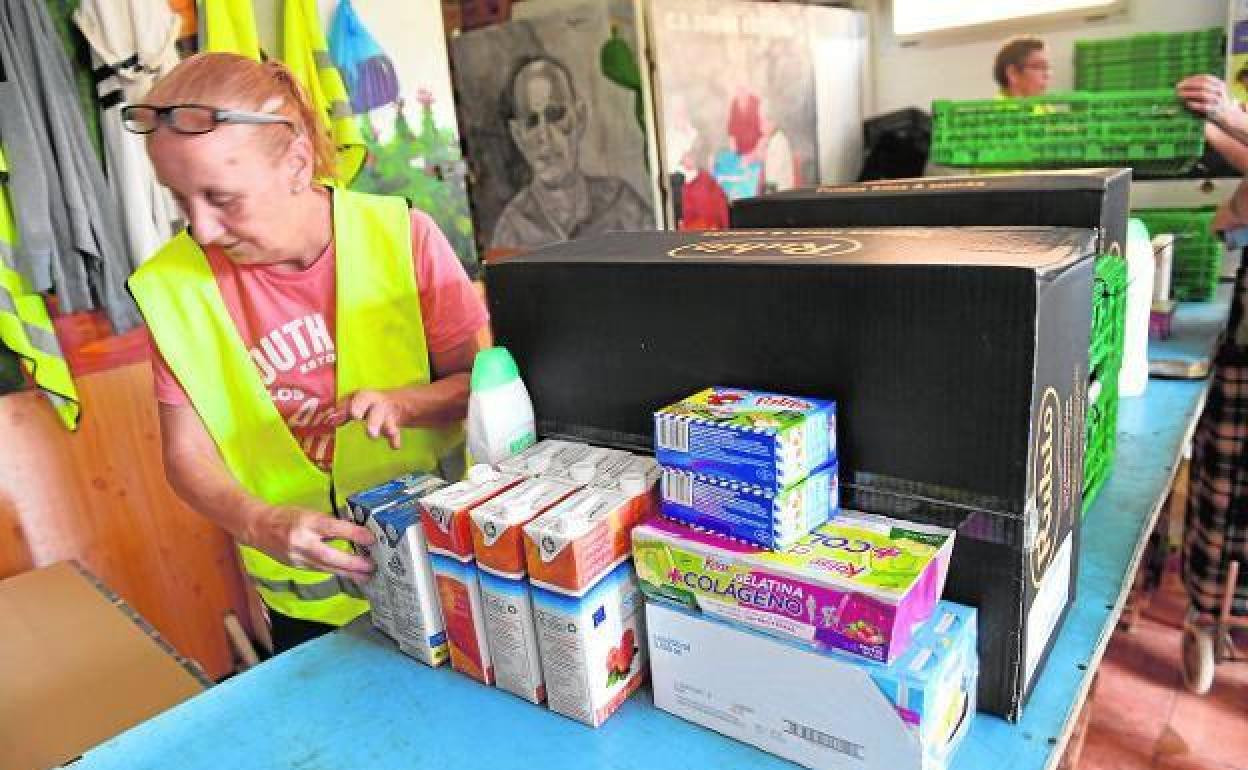 Imagen de archivo de un reparto de alimentos en la sede de la asociación Guaxayra.