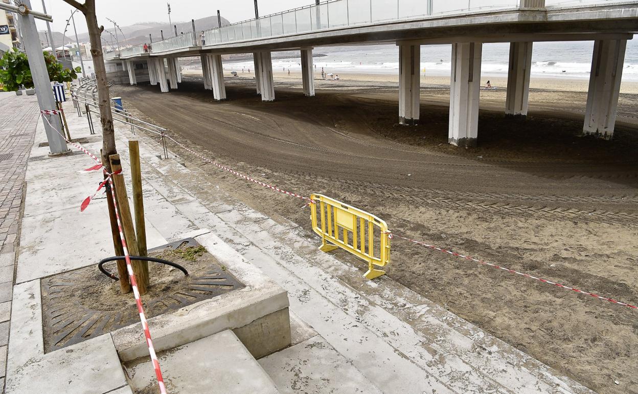 Imagen tomada ayer de la zona ubicada bajo la pasarela de la Cícer, en la playa de Las Canteras, acotada por las autoridades. 