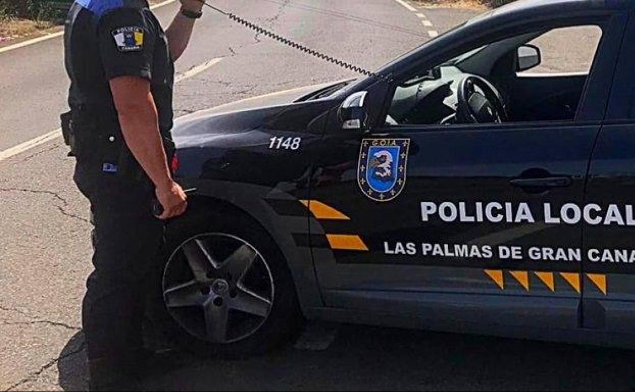 Imagen de un agente de la Policía Local de la capital grancanaria. 