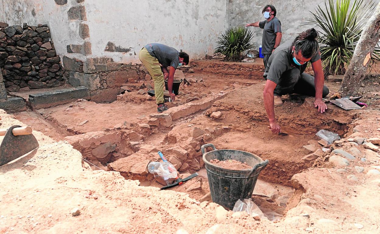qTrabajo de campo. La excavación se desarrolla en una esquina de la parcela donde se supone que estaba el convento. 