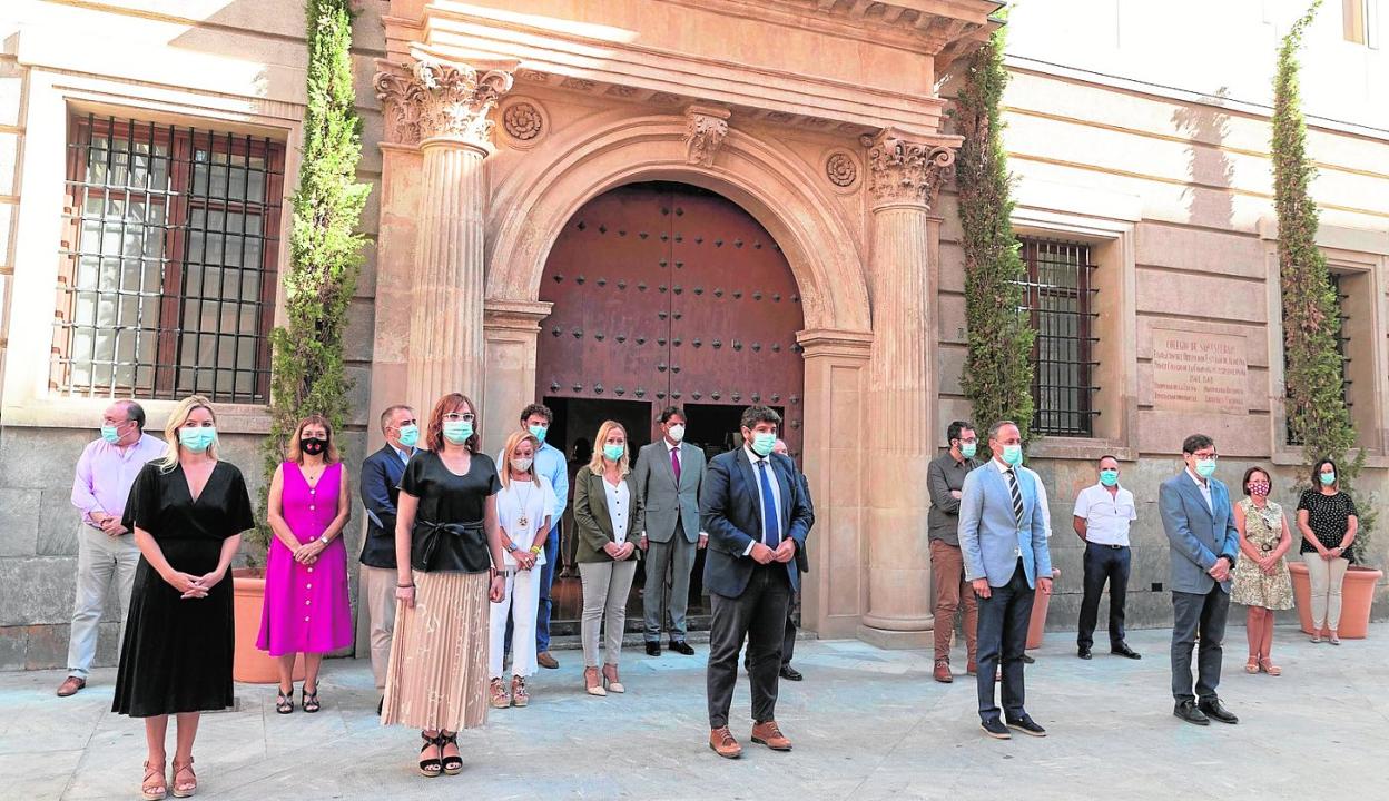 El presidente de la Comunidad de Murcia, Fernando López (c), entre otros, en el minuto de silencio por el asesinato machista cometido en Águlas. 