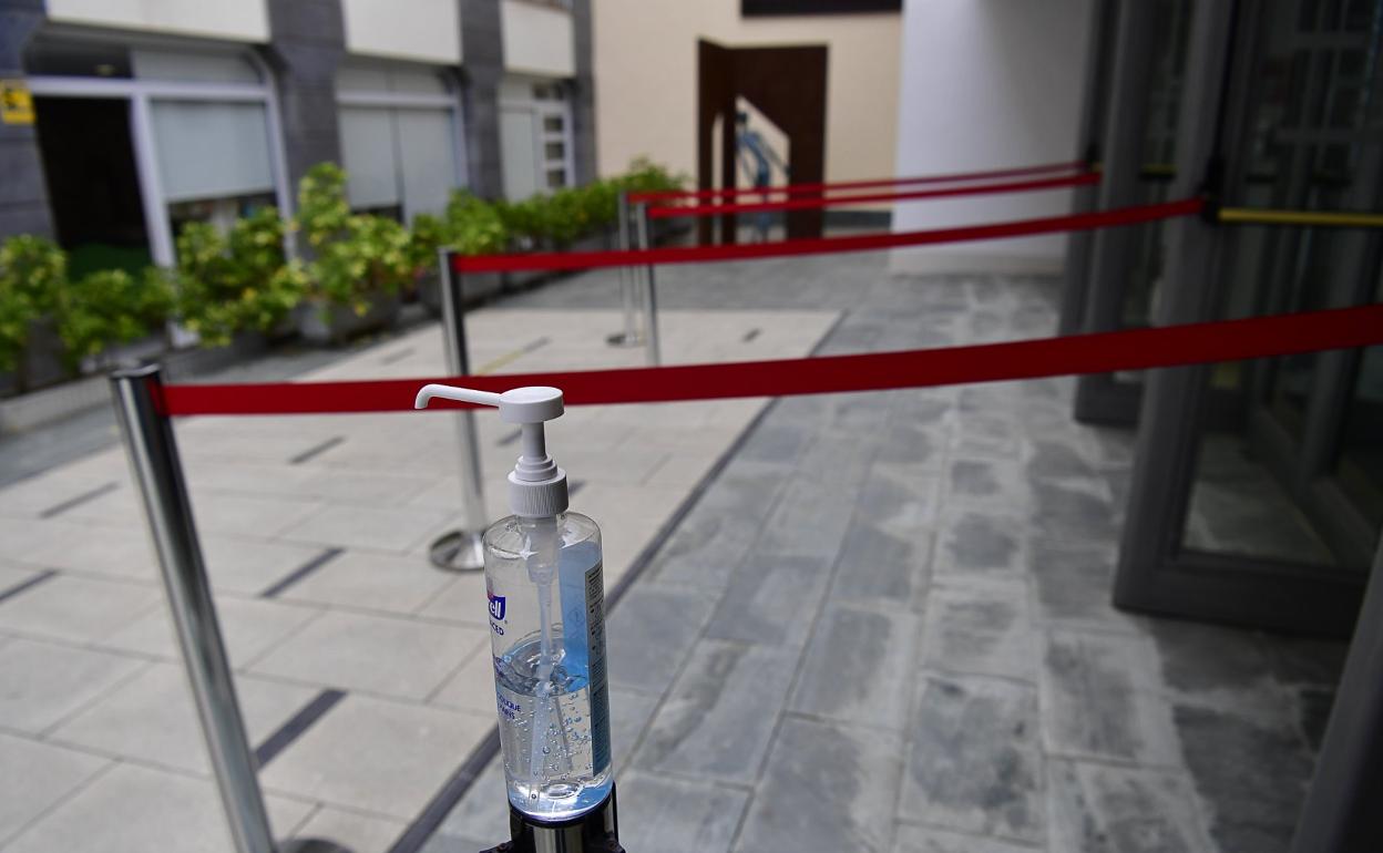 Accesos con distanciamiento y sin colas y el gel hidroalcohólico son parte de la nueva normalidad del Cuyás para esta temporada. 