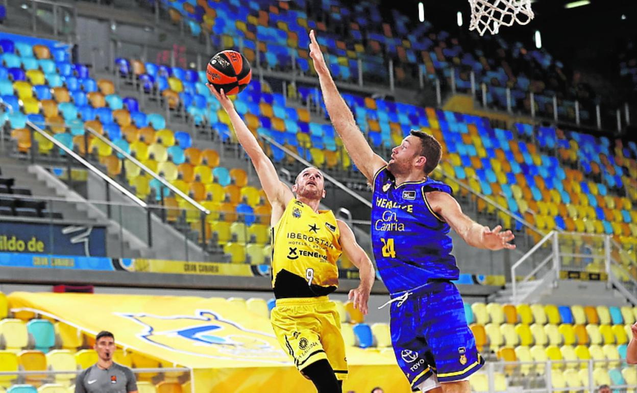 Matt Costello -derecha- intenta taponar a Huertas. 