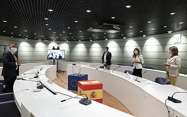 Imagen tomada ayer al inicio de la reunión entre Torres, la ministra Díaz y su equipo. 