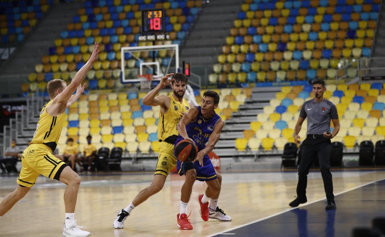 El director de juego grancanario Fabio Santana protege el balón durante el primer encuentro de pretemporada del Herbalife. 