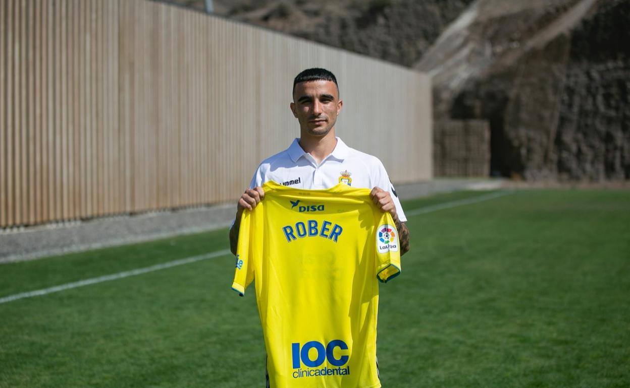 El joven Rober González,, posando en Barranco Seco con la que será su nueva camiseta. 