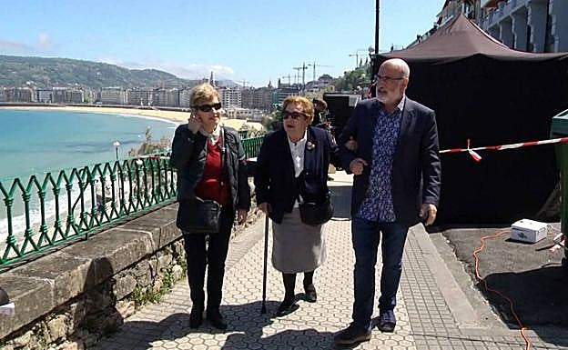 Fernando Aramburu junto a su madre y su hermana en el rodaje de 'Patria'.