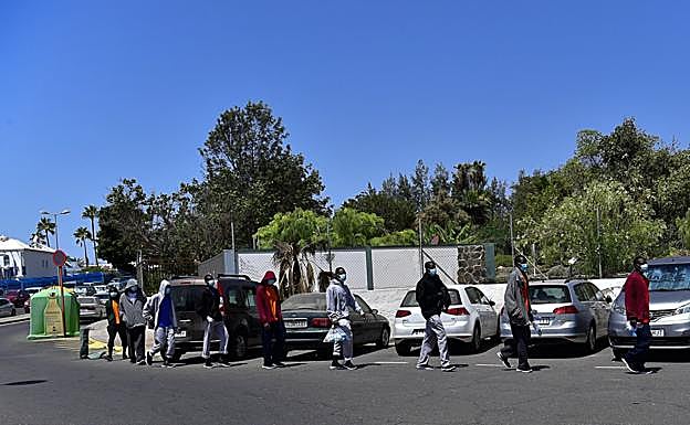 Los inmigrantes fueron llegando ayer en diferentes tandas hasta el complejo de bungalós, en el corazón turístico de Gran Canaria. 