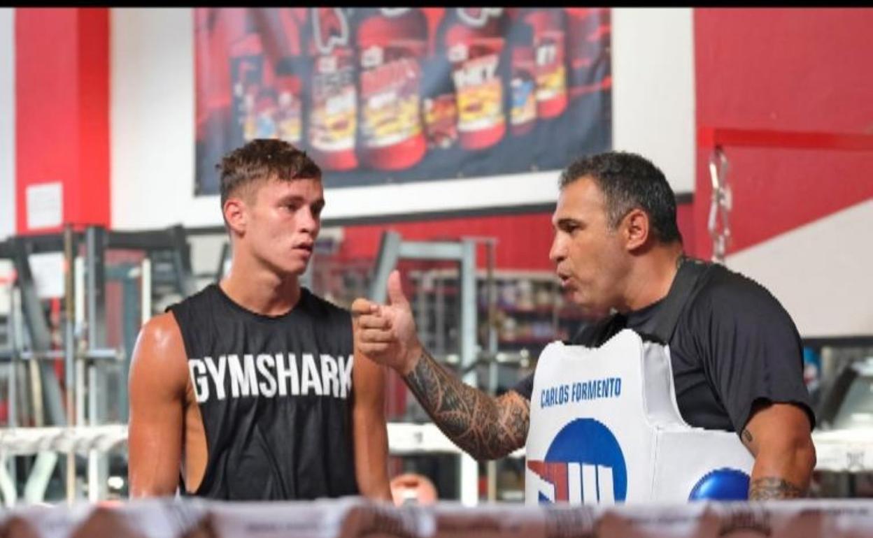 El púgil monegasco Hugo Micallef recibe un consejo de su seleccionador, el grancanario Carlos Formento. 