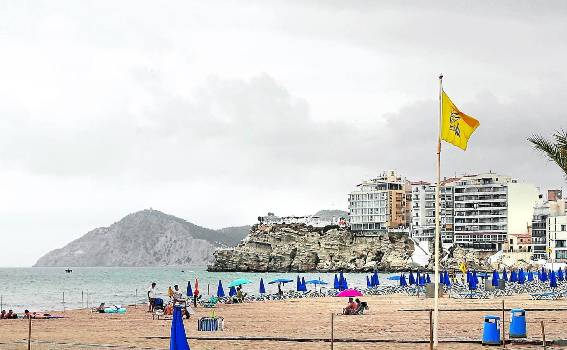 Hamacas vacías en la playa de Levante, en Benidorm, donde la falta de turistas extranjeros, sobre todo británicos, ha dibujado esta temporada un panorama desolador.