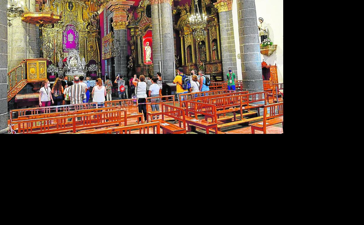 Devotos de la Virgen del Pino en la mañana de ayer en el interior del templo, donde se siguen estrictas medidas de seguridad. 