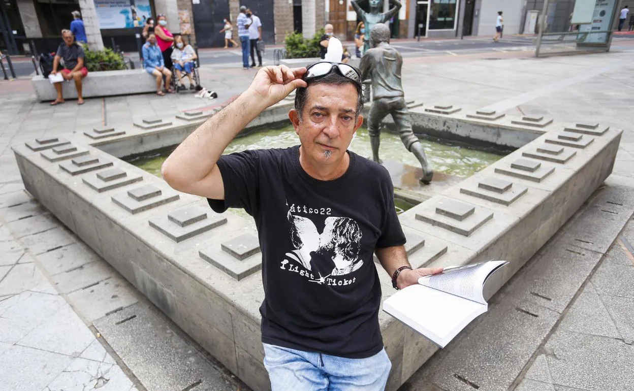 Vicente Martín Abreu posa con un ejemplar de su libro 'La Kima'.