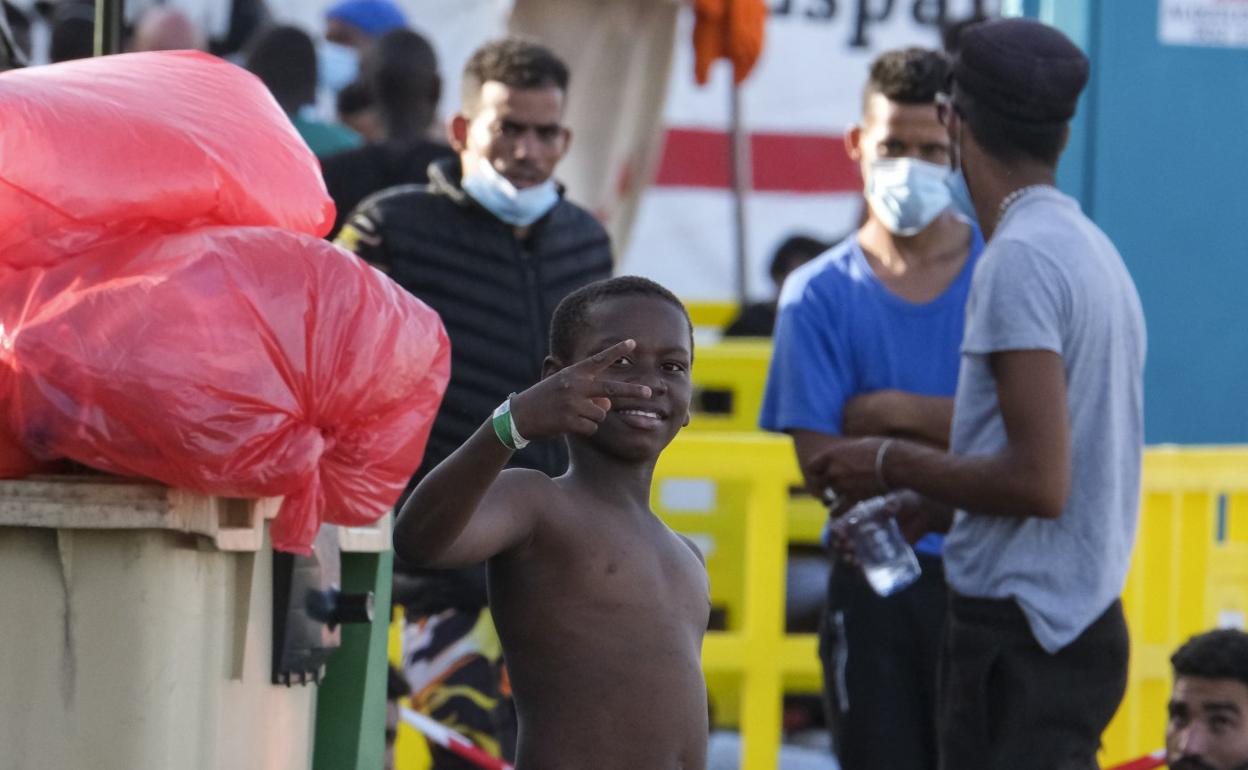 A los policías nacionales le toca poner orden. Los militares se han limitado a poner carpas.