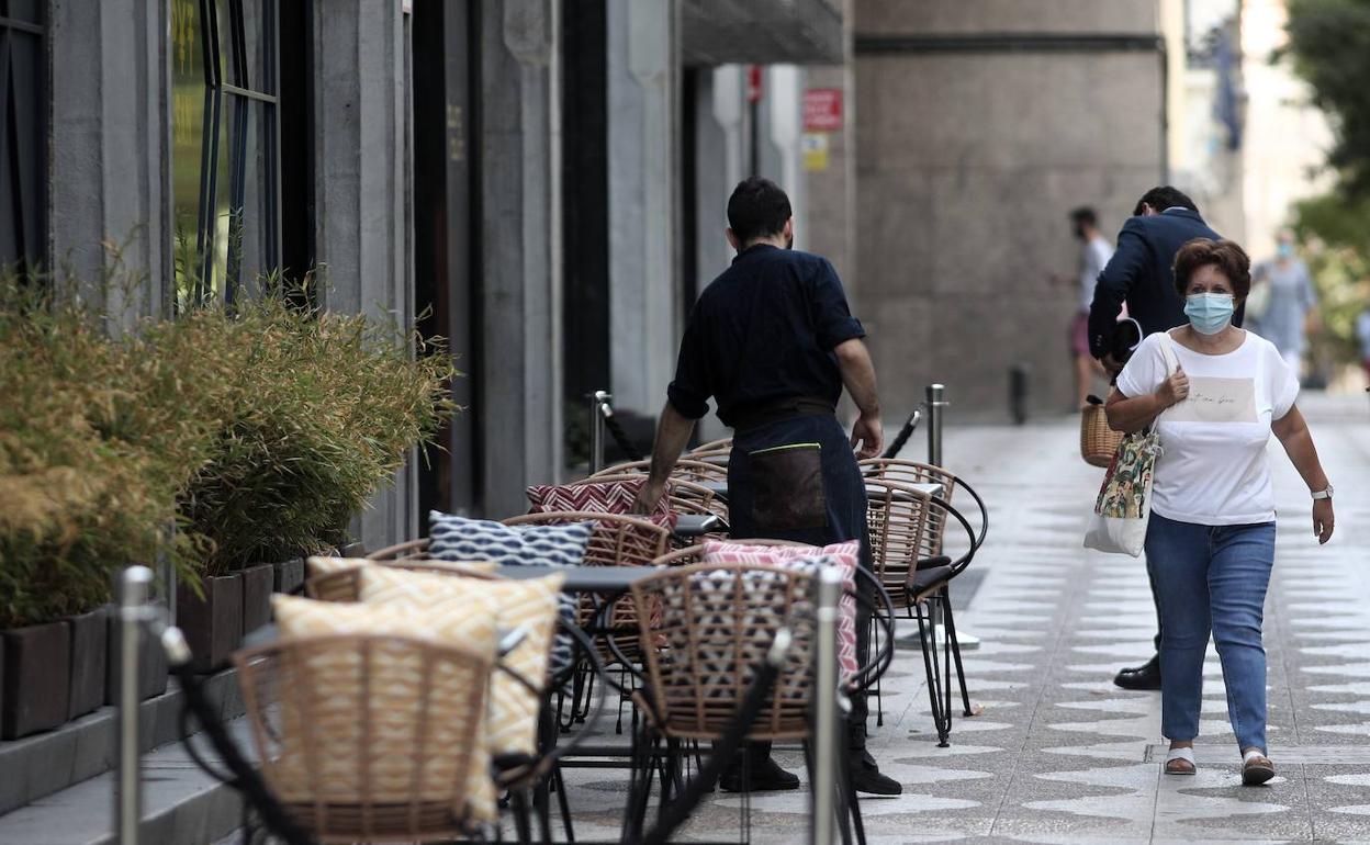 Imagen de un trabajador en una terraza. EUROPA PRESS