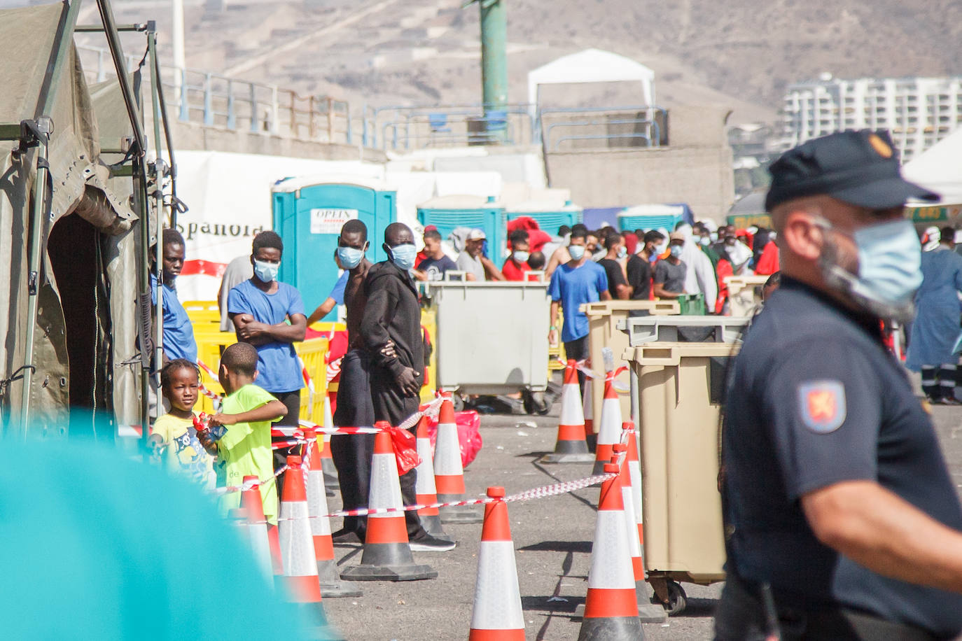 Policías en el muelle de Arguineguín