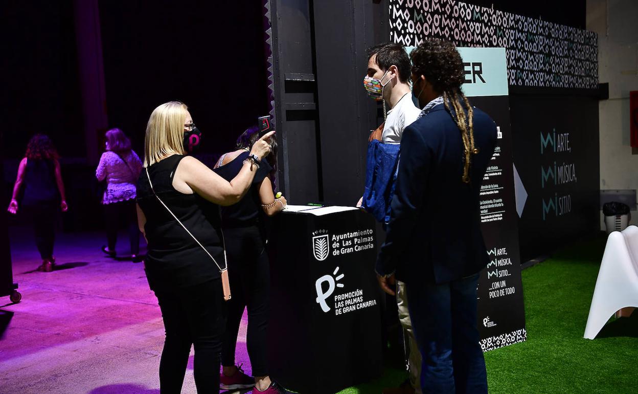 Toma de temperatura en un acto cultural en el edificio Miller. 
