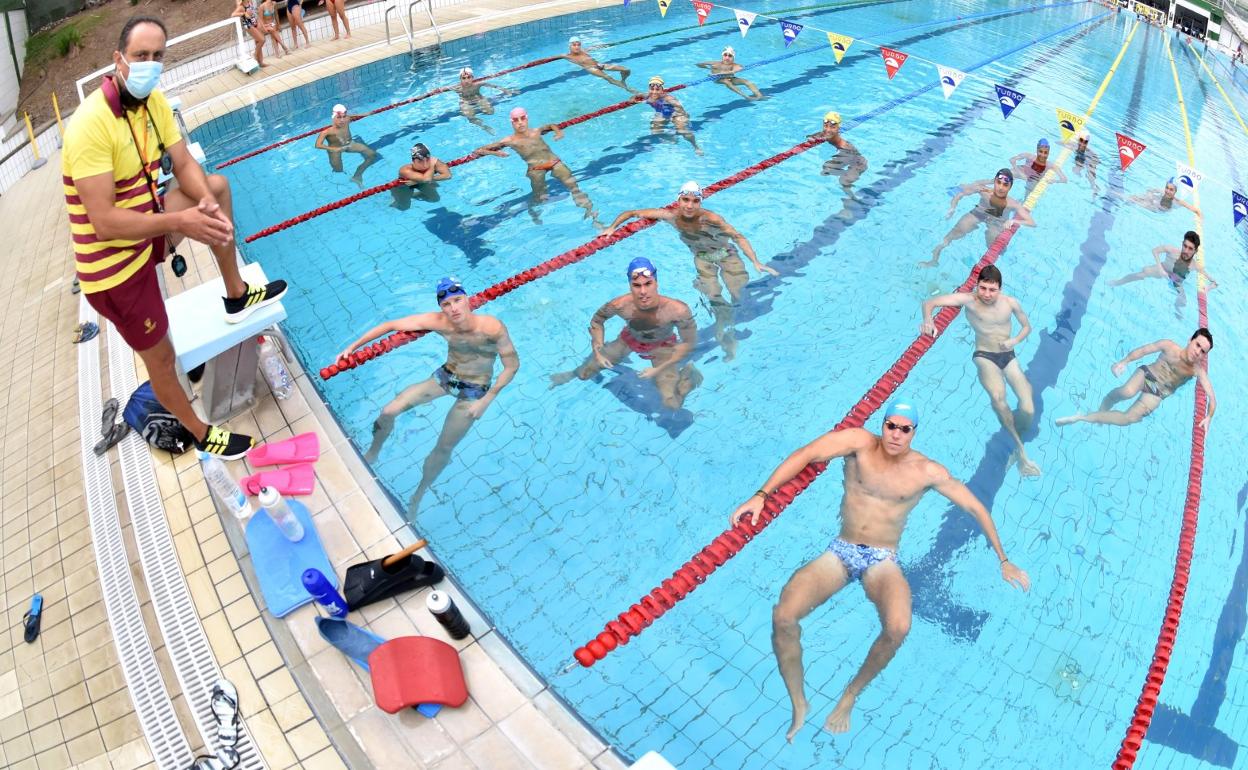 Rodolfo Martín, junto a varios de sus nadadores que preparan el Nacional de Castellón . 