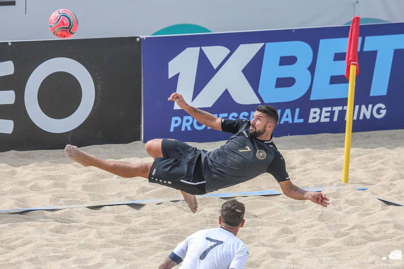 Pablo Pérez, rey de las chilenas, remata de manera acrobática como acostumbra. 