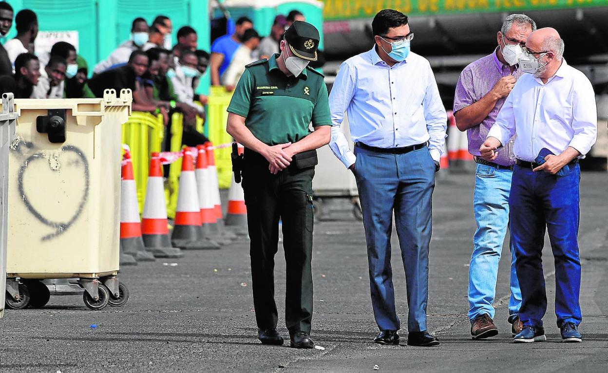 Inmigrantes el pasado sábado en el muelle de Arguineguín, durante la visita del presidente y el vicepresidente del Cabildo. 